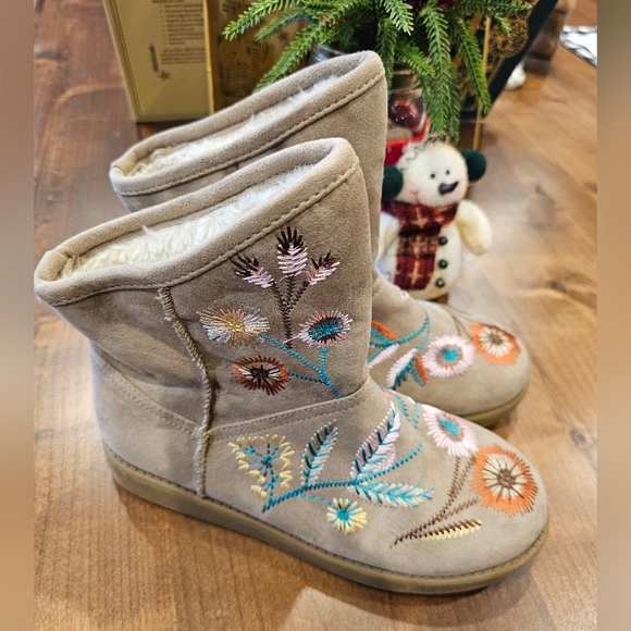EUC Embroidered Faux Suede Boots with Floral Design - Picture 3 of 8
